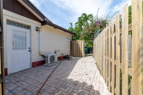 House in Miami, Florida 4 bedrooms, 248.7 sq.m. № 1944845 - photo 26