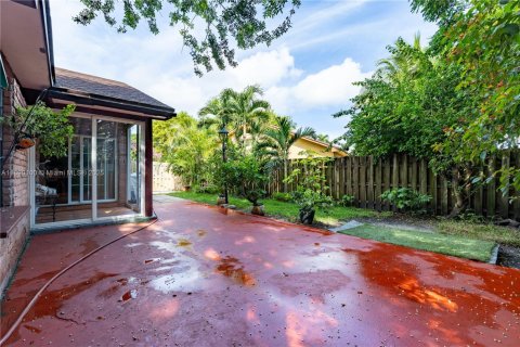 House in Miami, Florida 4 bedrooms, 248.7 sq.m. № 1944845 - photo 28
