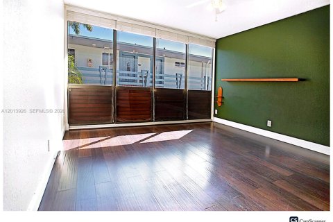 Condo in Fort Lauderdale, Florida, 2 bedrooms  № 2267904 - photo 19