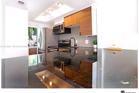 Condo in Fort Lauderdale, Florida, 2 bedrooms  № 2267904 - photo 4