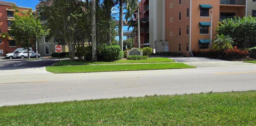 Condominio en West Palm Beach, Florida, 2 dormitorios  № 2249214