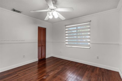 House in Miami, Florida 4 bedrooms, 240.9 sq.m. № 1964044 - photo 27