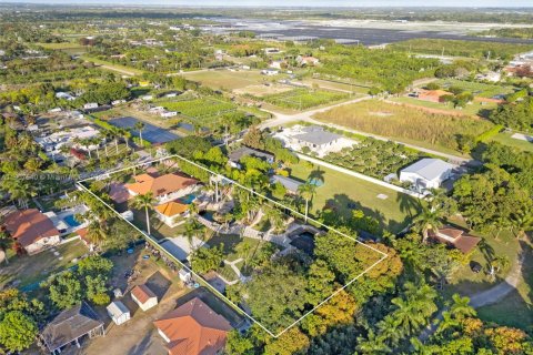 House in Miami, Florida 4 bedrooms, 240.9 sq.m. № 1964044 - photo 3