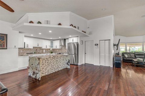 House in Miami, Florida 4 bedrooms, 240.9 sq.m. № 1964044 - photo 14