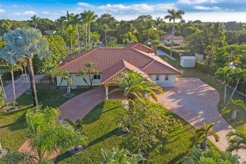 House in Miami, Florida 4 bedrooms, 240.9 sq.m. № 1964044 - photo 6