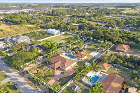 House in Miami, Florida 4 bedrooms, 240.9 sq.m. № 1964044 - photo 2