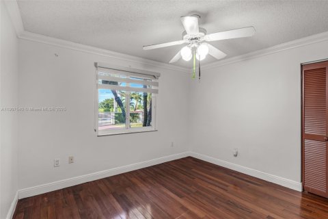 House in Miami, Florida 4 bedrooms, 240.9 sq.m. № 1964044 - photo 24