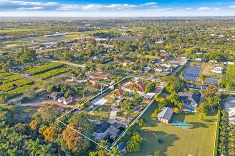 House in Miami, Florida 4 bedrooms, 240.9 sq.m. № 1964044 - photo 4