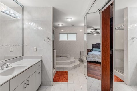 House in Miami, Florida 4 bedrooms, 240.9 sq.m. № 1964044 - photo 20