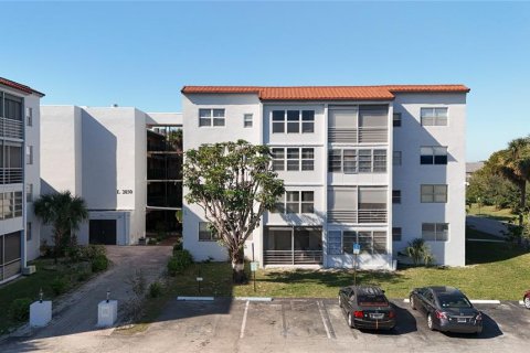 Condominio en venta en Lauderdale Lakes, Florida, 2 dormitorios, 93.83 m2 № 2098715 - foto 2