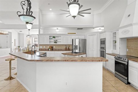 House in New Port Richey, Florida 4 bedrooms, 392.33 sq.m. № 1544341 - photo 8