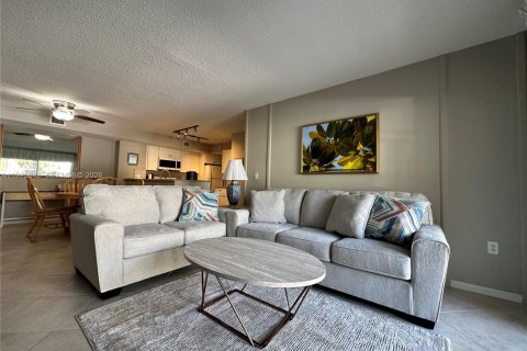 Condo in Tequesta, Florida, 2 bedrooms  № 2040101 - photo 21