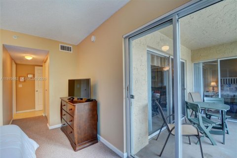 Condo in Tequesta, Florida, 2 bedrooms  № 2040101 - photo 8
