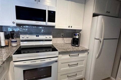 Condo in Tequesta, Florida, 2 bedrooms  № 2040101 - photo 24