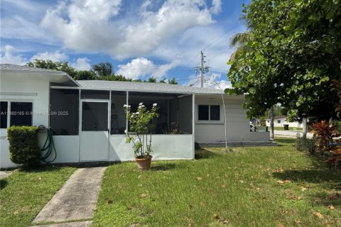 Villa ou maison à North Miami Beach, Floride 4 chambres, 150.97 m2 № 2054827