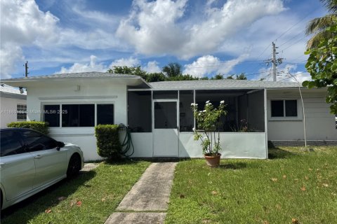 Villa ou maison à vendre à North Miami Beach, Floride: 4 chambres, 150.97 m2 № 2054827 - photo 2