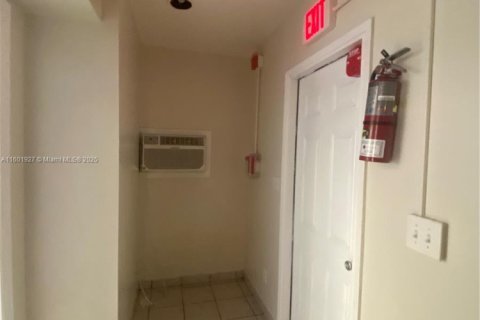 House in Fort Lauderdale, Florida 5 bedrooms, 178.28 sq.m. № 1691613 - photo 17
