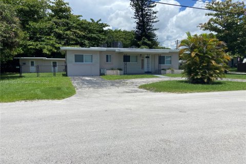 House in Fort Lauderdale, Florida 5 bedrooms, 178.28 sq.m. № 1691613 - photo 1