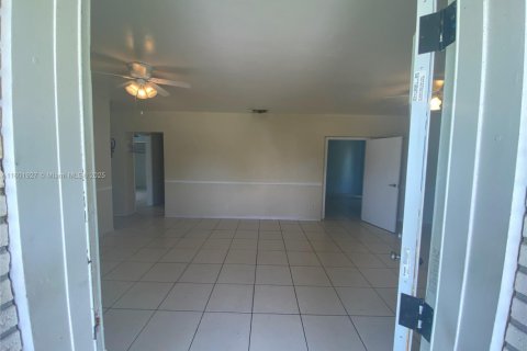 House in Fort Lauderdale, Florida 5 bedrooms, 178.28 sq.m. № 1691613 - photo 4