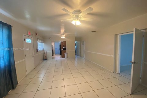 House in Fort Lauderdale, Florida 5 bedrooms, 178.28 sq.m. № 1691613 - photo 3