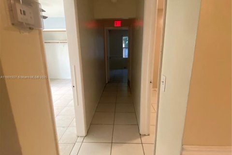 House in Fort Lauderdale, Florida 5 bedrooms, 178.28 sq.m. № 1691613 - photo 12