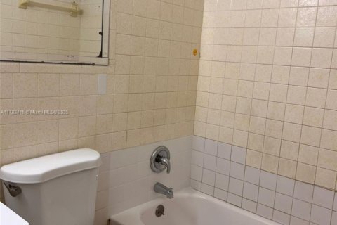Copropriété à louer à Oakland Park, Floride: 2 chambres, 246.01 m2 № 1868747 - photo 10