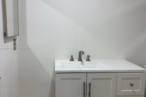 Снять в аренду квартиру в Хайалиа, Флорида 2 спальни, 106.28м2, № 1988671 - фото 2