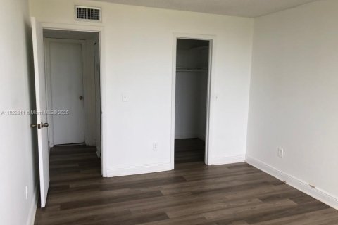 Condominio en alquiler en North Miami, Florida, 2 dormitorios, 95.22 m2 № 1975943 - foto 11