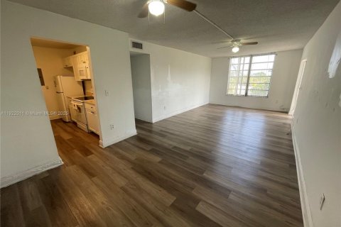Condominio en alquiler en North Miami, Florida, 2 dormitorios, 95.22 m2 № 1975943 - foto 12