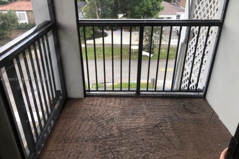 Condominio en alquiler en North Miami, Florida, 2 dormitorios, 95.22 m2 № 1975943 - foto 10