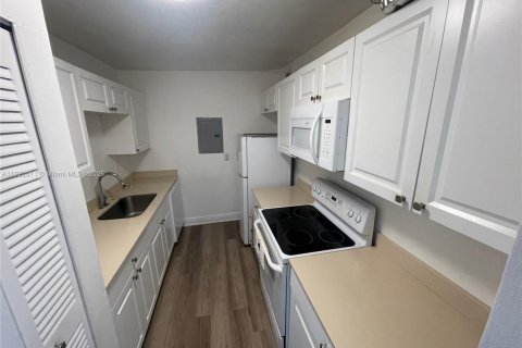 Condominio en alquiler en North Miami, Florida, 2 dormitorios, 95.22 m2 № 1975943 - foto 6