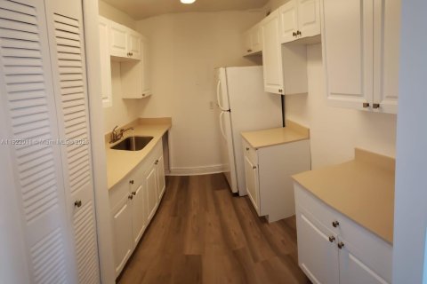 Condominio en alquiler en North Miami, Florida, 2 dormitorios, 95.22 m2 № 1975943 - foto 5