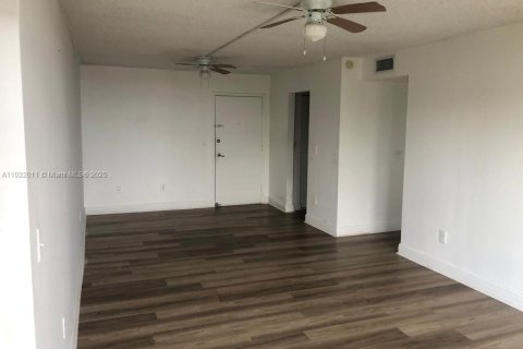 Condominio en alquiler en North Miami, Florida, 2 dormitorios, 95.22 m2 № 1975943 - foto 7
