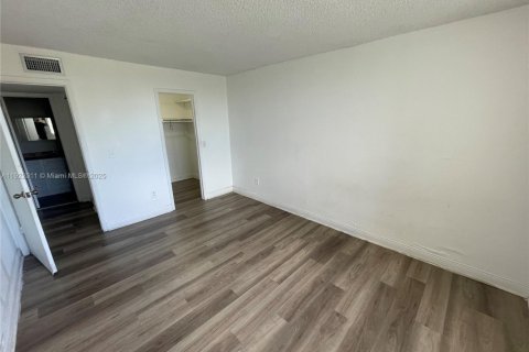 Condominio en alquiler en North Miami, Florida, 2 dormitorios, 95.22 m2 № 1975943 - foto 15