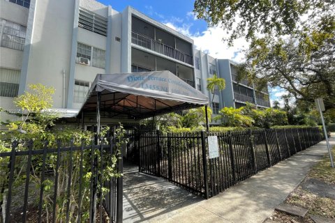 Condominio en North Miami, Florida, 2 dormitorios  № 1975943