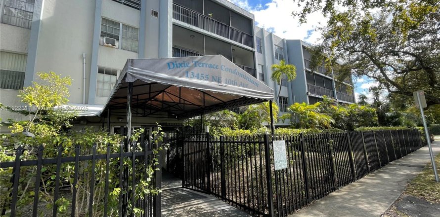 Condominio en North Miami, Florida, 2 dormitorios  № 1975943