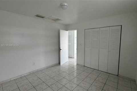 Casa en alquiler en Miami, Florida, 2 dormitorios, 239.87 m2 № 1998538 - foto 9