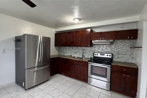 Casa en alquiler en Miami, Florida, 2 dormitorios, 239.87 m2 № 1998538 - foto 7