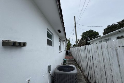 Casa en alquiler en Miami, Florida, 2 dormitorios, 239.87 m2 № 1998538 - foto 15