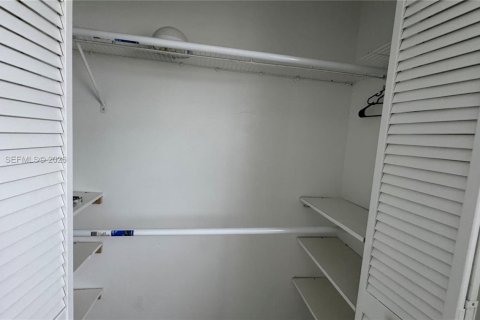 Casa en alquiler en Miami, Florida, 2 dormitorios, 239.87 m2 № 1998538 - foto 13