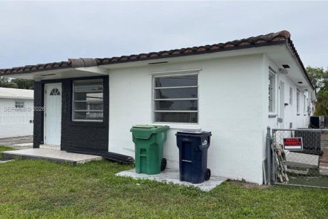Casa en alquiler en Miami, Florida, 2 dormitorios, 239.87 m2 № 1998538 - foto 3