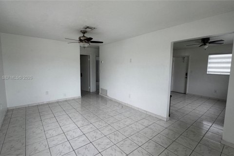 Casa en alquiler en Miami, Florida, 2 dormitorios, 239.87 m2 № 1998538 - foto 4