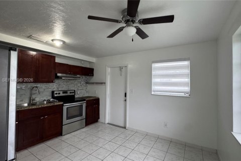 Casa en alquiler en Miami, Florida, 2 dormitorios, 239.87 m2 № 1998538 - foto 6