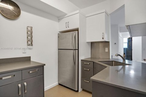 Condo in Miami Beach, Florida, 2 bedrooms № 2088115 - photo 5
