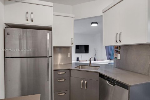 Condo in Miami Beach, Florida, 2 bedrooms № 2088115 - photo 6