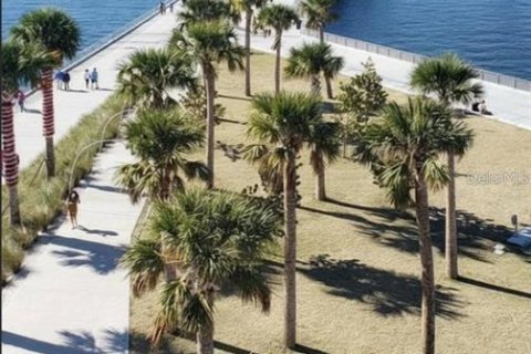 Townhouse in Saint Petersburg, Florida 3 bedrooms, 196.77 sq.m. № 2150777 - photo 3
