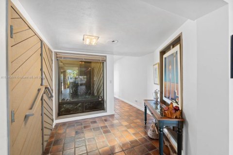 House in Miami Beach, Florida 4 bedrooms, 339.09 sq.m. № 1962194 - photo 4