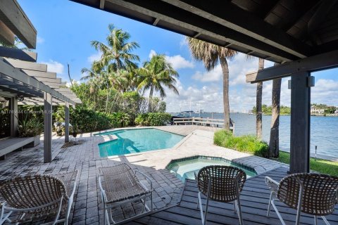 House in Miami Beach, Florida 4 bedrooms, 339.09 sq.m. № 1962194 - photo 10