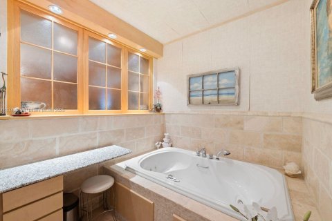 House in Miami Beach, Florida 4 bedrooms, 339.09 sq.m. № 1962194 - photo 20