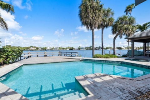 House in Miami Beach, Florida 4 bedrooms, 339.09 sq.m. № 1962194 - photo 14